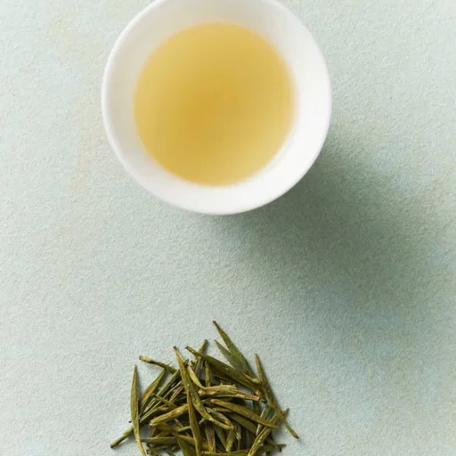Chén trà vàng nhạt cạnh búp trà non — Viettea